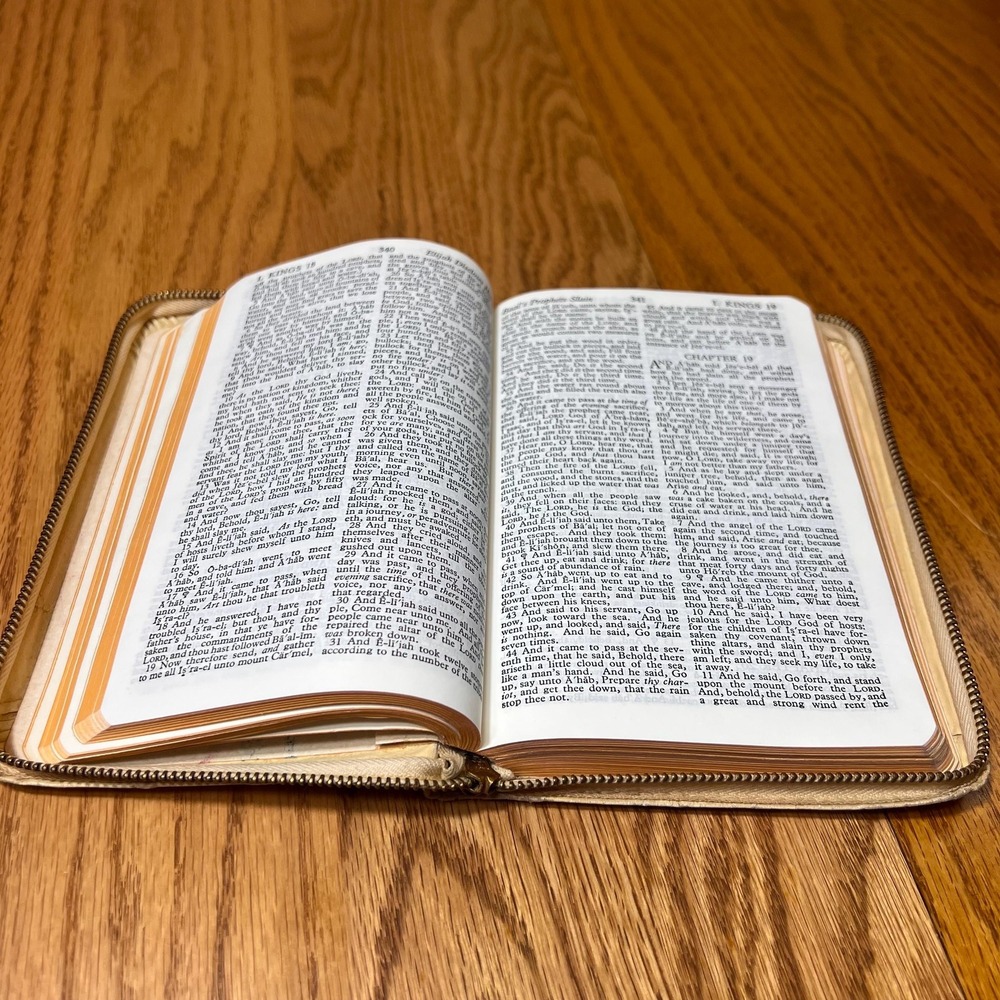 VTG White Zippered Holy Bible KJV Self Pronouncing 1956 Presentation Edition